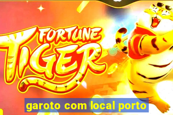 garoto com local porto